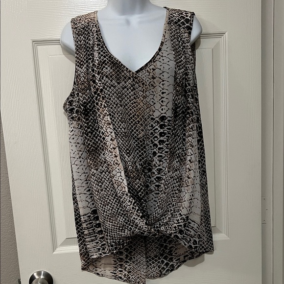 Halo Tops - Halo V-Neck Snake Print Blouse Size: L EUC ❤️